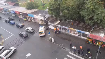 Incident controversat la Cluj: O femeie a fost târâtă prin noroi și băgată cu forța într-o ambulanță de mai mulți polițiști. Care e explicația oficială / Imaginile au stârnit reacții diverse în social media (VIDEO)