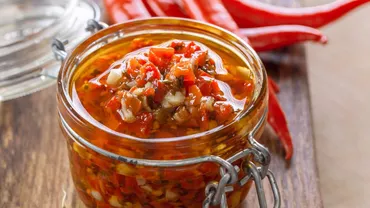 Zacusca, preparatul preferat al gospodinelor, toamna. Ingredientul secret pentru o zacuscă perfectă