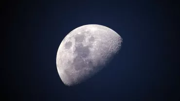 NASA a descoperit, pentru prima dată, apă pe suprafața însorită a Lunii (VIDEO)