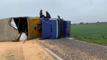 Trafic blocat pe DN 2B în județul Brăila. Un TIR cu porumb s-a răsturnat pe carosabil (FOTO)