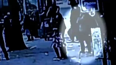 Un bărbat din New York a căzut într-o groapă cu şobolani, după ce trotuarul s-a prăbuşit sub el (VIDEO)