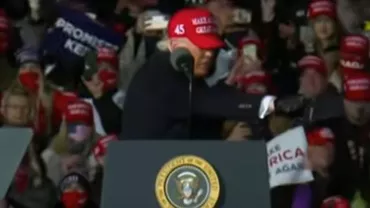 Donald Trump şi-a încheiat turneul electoral în lacrimi: Cred că vom câştiga tot. Cred că mâine vom avea una din cele mai mari victorii din istorie