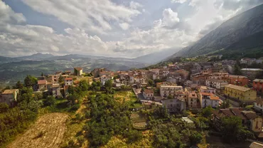 Un sat de poveste din Italia îi plătește generos pe oamenii care se stabilesc acolo. Ce condiții trebuie, însă, să îndeplinească cetățenii (GALERIE FOTO)