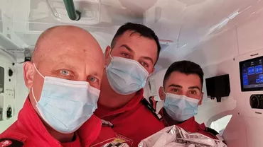Eroii se descurcă în orice situație. Trei paramedici au fost chemați la o gravidă ce prezenta dureri abdominale. Ce a urmat întrece toate așteptările