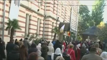 Cozi kilometrice la moaștele Sfântului Nectarie. „Cu toate că vor să ne ia credința, noi mergem înainte!” (VIDEO)