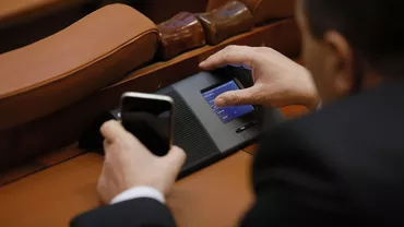 Camera Deputaților a votat: Zile libere plătite unuia dintre părinți, în perioada suspendării școlilor. Ce condiții trebuie îndeplinite