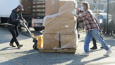 Brad Pitt a împărţit cutii cu alimente familiilor nevoiaşe din Los Angeles. ”E un bun samaritean”