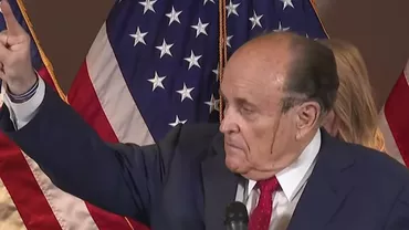 Rudy Giuliani, avocatul lui Donald Trump, s-a făcut de râs într-o conferință de presă: „Îi curge pe obraji vopseaua de păr! (VIDEO)