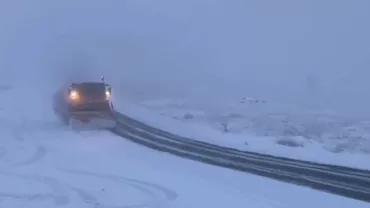 Strat de zăpadă de 8 centimetri în zona montană Rânca: Drumarii intervin cu utilaje și material antiderapant. Șoferii, sfătuiți să îți echipeze mașinile cu anvelope de iarnă și lanțuri (VIDEO)