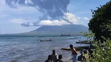 Evacuare în masă pe insula Java, după ce un vulcan a erupt și a aruncat în aer gaze și cenușă