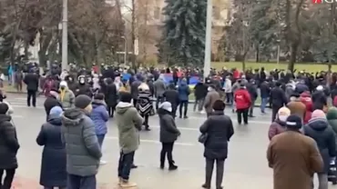 Protest în fața Parlamentului de la Chișinău, în timp ce socialiștii lui Dodon încearcă să limiteze atribuțiile președintelui ales, Maia Sandu