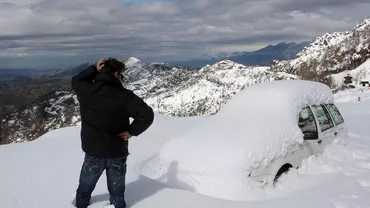 A dat zăpada de pe maşină, înăuntru era un bărbat viu ce locuia acolo de 2 luni. Dar a şocat ce a găsit lângă om