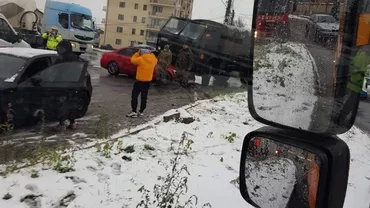 Accident grav la ieșirea din București. O femeie de 24 de ani a fost rănită grav în urma impactului dintre un autoturism și un camion