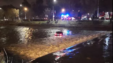 O mașină o plonjat în apele Someșului Mic. Șoferul a fost salvat la timp din apele reci ca gheața (VIDEO)