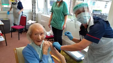 Femeie de 108 ani, care a prins și pandemia de gripă spaniolă, vaccinată anti-COVID-19 (VIDEO)