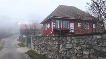 Satul din inima munţilor, cu şosea nouă şi iluminat modern, în care trăiesc mai puţin de 20 de oameni (VIDEO)