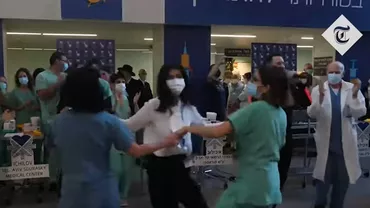 După ce au primit vaccinul anti-COVID-19, medicii au încins hora veseliei. Imagini virale controversate (VIDEO)