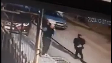 Scene violente în Iași. Un bătrân de 70 de ani este lovit de un alt bărbat și aproape că este aruncat sub roțile unei mașini (VIDEO)