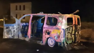 O petrecere cu 2.500 de persoane a fost organizată ilegal, în noaptea de Revelion, în Franța. Tinerii au incendiat o mașină a jandarmilor și au vopsit-o roz (VIDEO)