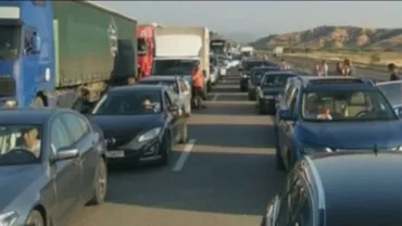 Se circulă în coloană pe DN 1, în zona stațiunilor montane. Polițiștii au anunțat intensificări ale traficului în cea de-a doua zi a anului
