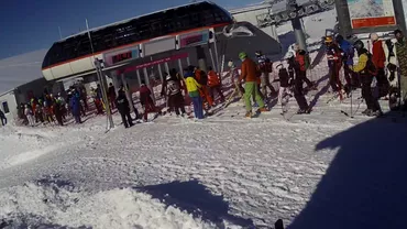 Peste 5.000 de turiști au urcat pe pârtiile de altitudine, din stațiunea Sinaia. Cozi imense la instalațiile de transport pe cablu