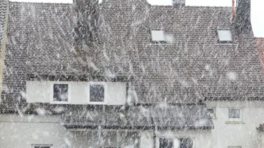 Zeci de turiși, evacuați de jandarmi după ce cabanele în care se aflau au rămas fără curent electric și căldură