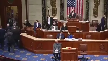 Momentul în care vicepreședintele SUA, Mike Pence, este evacuat din clădirea Capitoliului, după ce susținătorii lui Donald Trump au început revolta