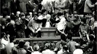 Imaginea cu Ion Rațiu, încercând să potolească hoardele de mineri care au luat cu asalt Casa Poporului în timpul mineriadei din 1991, virală în contextul haosului din SUA