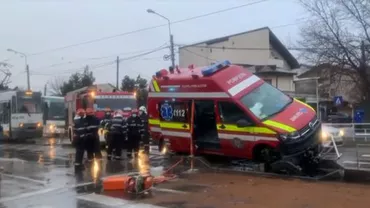 Ambulanță SMURD, implicată într-un grav accident în București. Victimele, transportate la spital (VIDEO)
