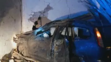 Craiova: Un bărbat a făcut accident cu mașina pe care a furat-o. S-a înfipt cu autoturismul în zidul unei case (VIDEO)