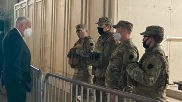 Sute de militari ai Gărzii Naționale au fost surprinși miercuri  în timp ce dormeau pe podeaua de piatră a Capitoliului american