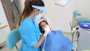Cum afectează Covid-19 sănătatea dentară. 5 simptome provocate de SARS-CoV-2