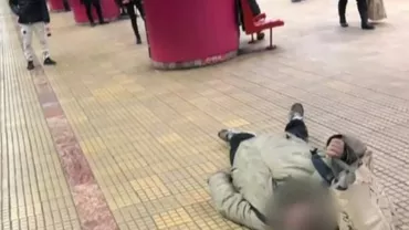 Momente de coșmar la metrou. Un bărbat a căzut în Stația Unirii și a zăcut minute în șir pe peron, fără ca nimeni să intervină