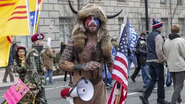 Șamanul QAnon, devenit celebru după asaltul de la Capitoliu, îi cere lui Donald Trump grațierea (VIDEO)