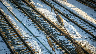 Circulația trenurilor pe ruta 200 Deva – Arad a fost întreruptă după ce o șină a fost deformată de ger