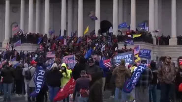 Cine este Riley June Williams, femeia care ar fi furat un laptop din biroul lui Nancy Pelosi în timpul atacului de la Capitoliu. Ar fi vrut să-l vândă Rusiei