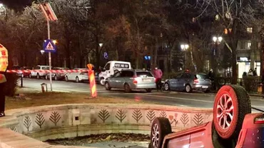 Accident rutier în Capitală: A treia mașină care se oprește într-o fântână arteziană din Piața Unirii, în mai puțin de o săptămână