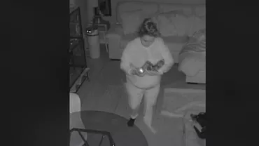 A pus camere video în casă pentru a vedea ce face noaptea soția lui somnambulă. A rămas în stare de șoc atunci când a văzut filmarea (VIDEO)