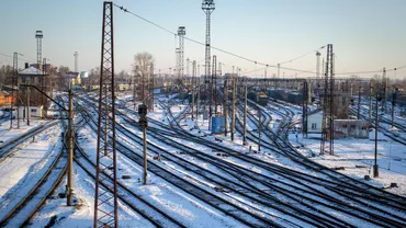 Circulația mai multor trenuri, suspendată miercuri și joi din pricina condițiilor meteo de vânt puternic și ninsoare. Pe ruta București – Constanța se va circula cu locomotive diesel