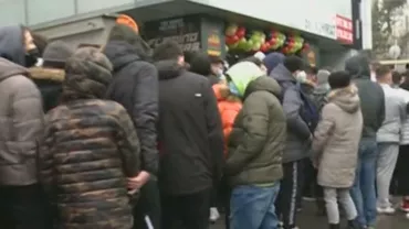 Sute de persoane s-au călcat în picioare pentru burgeri gratis la deschidere unui restaurant din București. Poliția a folosit semnale sonore pentru a-i determina să păstreze distanța (VIDEO)