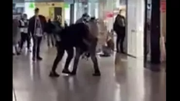 Bătaie între mai mulți bărbați, într-un centru comercial din Craiova. Un tânăr a ajuns la spital (VIDEO)