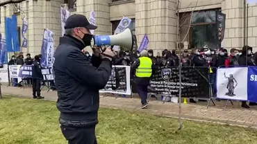 Polițiștii din penitenciare au ieșit în stradă. Ce-i cer lui Stelian Ion, ministrul Justiției (VIDEO)