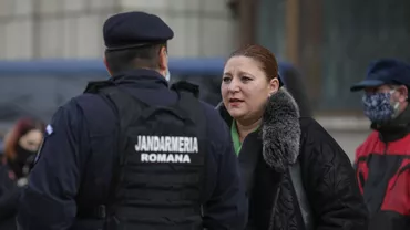 Diana Șoșoacă protestează la Ministerul Justiției față de desființarea Secției Speciale / Unii dintre cei prezenți nu știu de ce manifestează (VIDEO, FOTO)