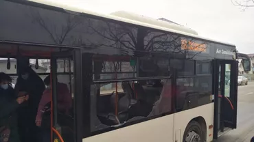 Geamul unui autobuz STB s-a spart peste pasageri, în timpul călătoriei, după ce șoferul nu a reușit să evite o groapă