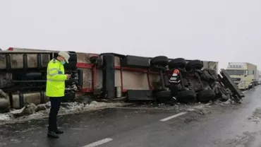 Un TIR încărcat cu ciocolată s-a răsturnat pe un drum din județul Suceava (VIDEO)