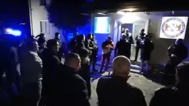 Petrecere cu șampanie și confetti, dar fără măști de protecție, a jandarmilor din Brașov la pensionarea unui coleg: În cadrul instituției se fac verificări (VIDEO)