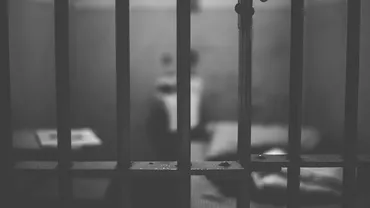 Un bărbat a fost găsit spânzurat în arestul poliției din Satu Mare