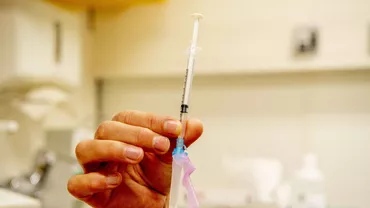 CNCAV: 43.738 de persoane, vaccinate anti-COVID-19 în ultima zi. Au fost 110 reacții adverse, din care 86 după administrarea vaccinului de la AstraZeneca