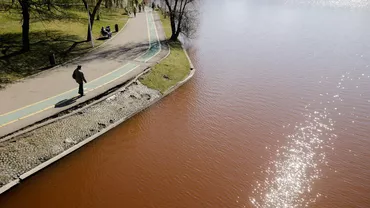 Apa lacului IOR din Capitală este roșie de câteva săptămâni. Reprezentanții ONG-urilor spun că ar fi vorba despre poluare / Apele Române: Indicatorii de calitate, în jurul valorilor normale (VIDEO)