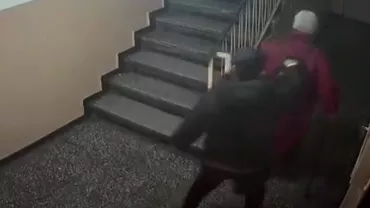 Bătrână tâlhărită de doi indivizi în scara unui bloc din București. Cum s-a încheiat atacul (VIDEO)